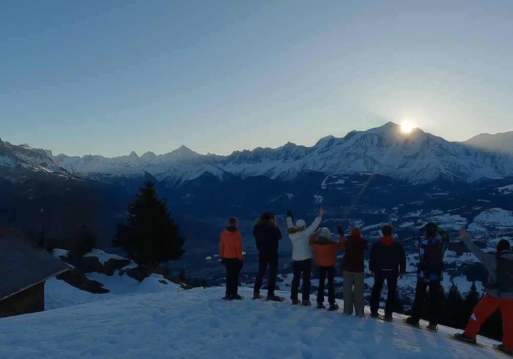 Cordon en raquettes : salutation au soleil face au Mont-Blanc